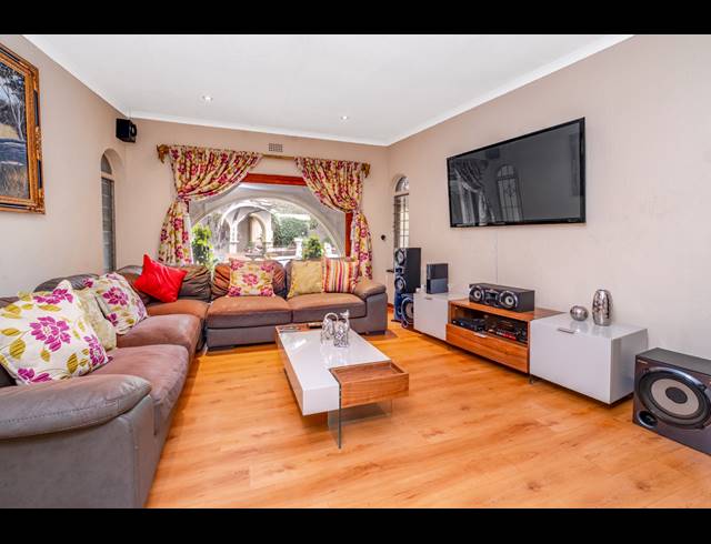 9 BEDROOM FREESTANDING FOR SALE IN BRYANSTON